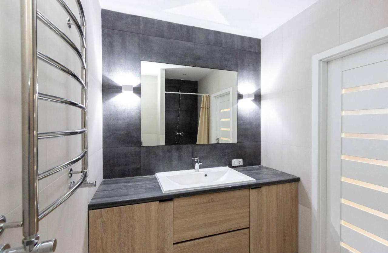 Apartament White Melnyka10 *